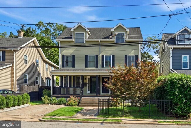 Building Photo - 713 Preston Ave