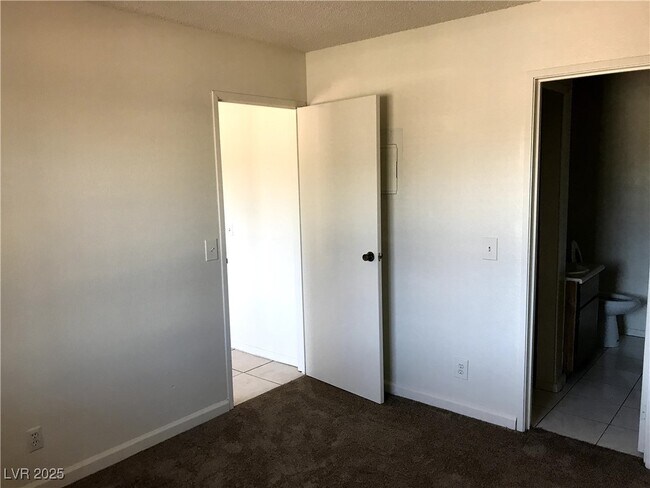 Building Photo - 4955 Jeffreys St