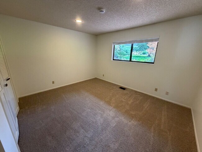 Building Photo - Lakeridge Shores Home!
