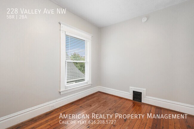 Building Photo - 228 Valley Ave NW