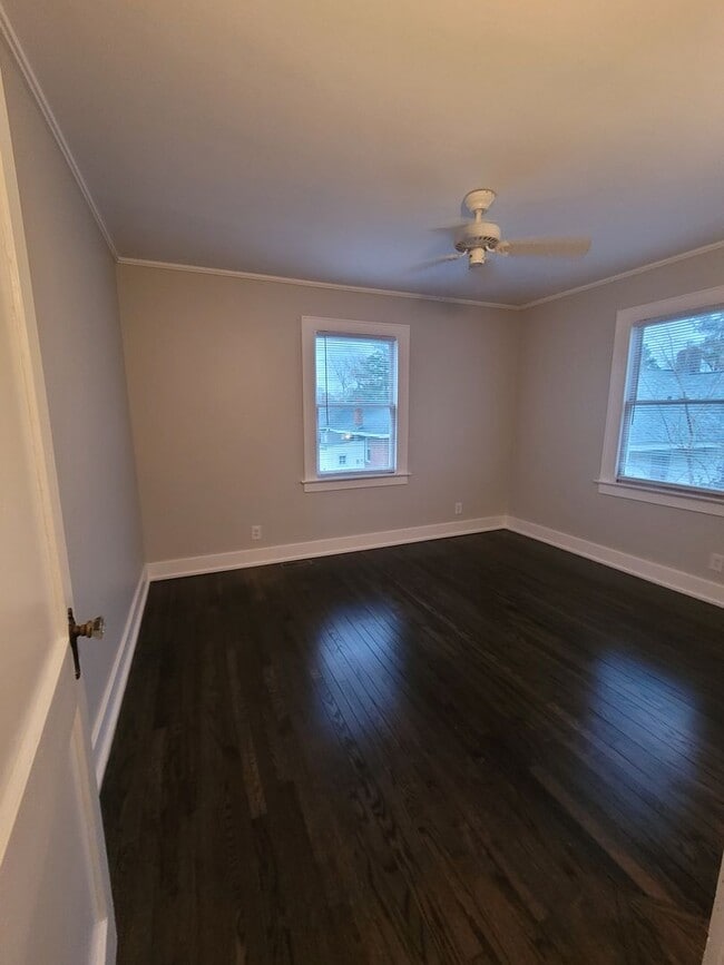 Building Photo - S305-2