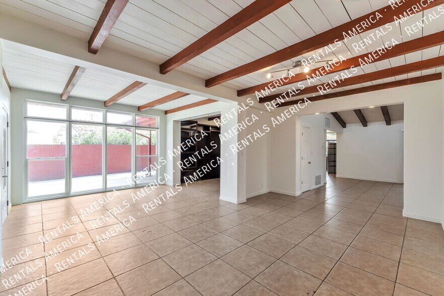 Building Photo - 2250 E La Mirada St