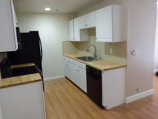 Building Photo - Now leasing beautiful one bedroom home!