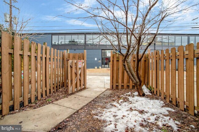 Building Photo - 729 Grundy St