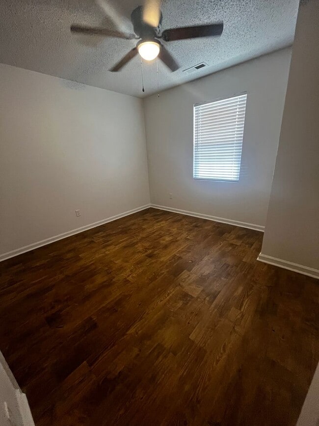 Building Photo - 3 Bedroom 1 Bath apartment!