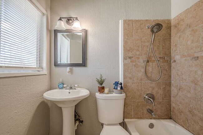 Building Photo - 2323 Arbor Pl