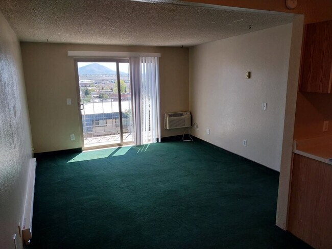 Building Photo - 2 bedroom 1 bathroom upstairs apartment - Granvue Apartments,