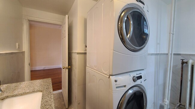 Building Photo - 476 GREGORY Ave