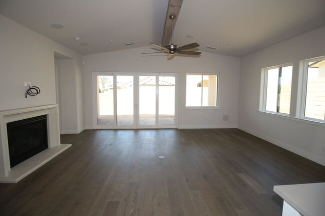 Building Photo - 2104 E Las Palmas Dr