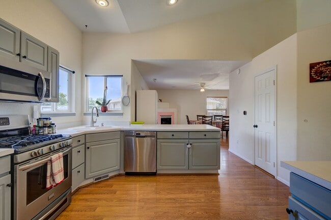 Building Photo - $2222 | 3BR/3BA | Pueblo West Gem!