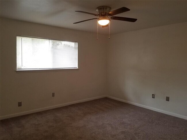 Building Photo - 1042 Creekmont Dr