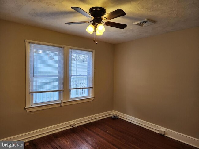 Building Photo - 132 S Broadway