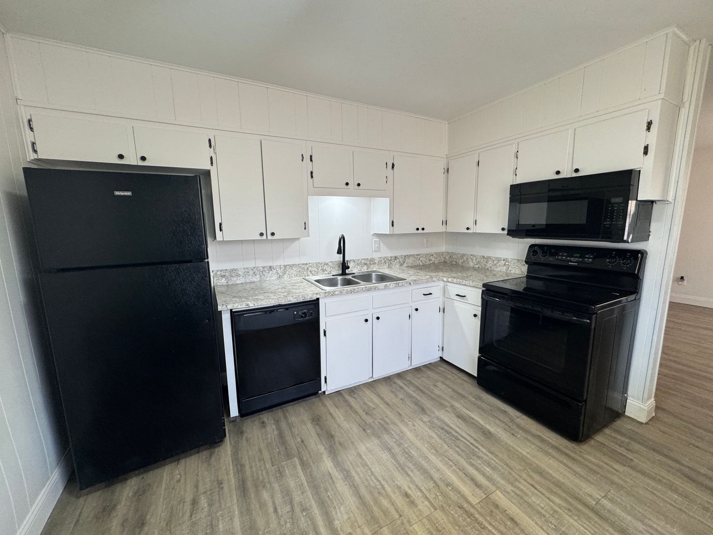 Building Photo - 611 Sunset Ln