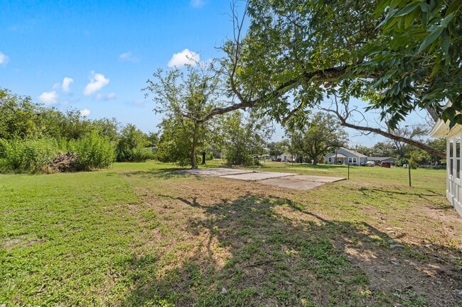 Building Photo - 402 E Charles St