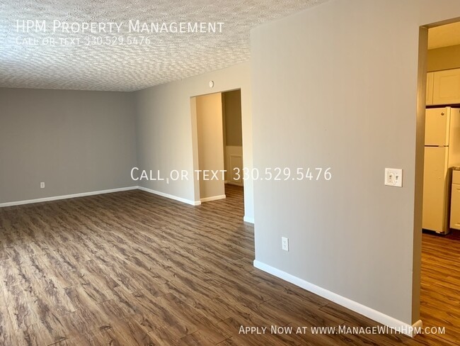 Building Photo - Move-in Special! Spacious Updated Plain To...