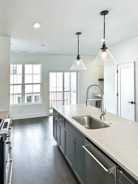 Building Photo - 201 New St