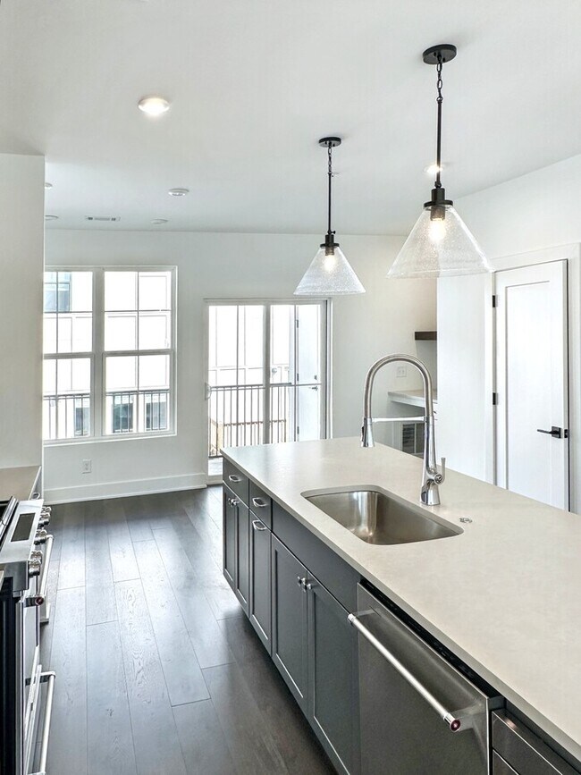 Building Photo - Luxury 2BR/2.5BA Townhome – Steps to Downt...