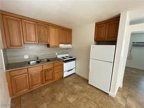 Building Photo - 305 N 10th St