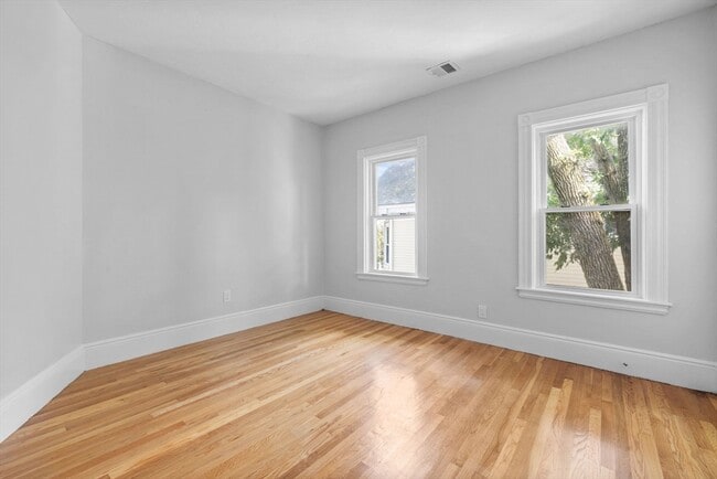 Building Photo - 67 Romsey St