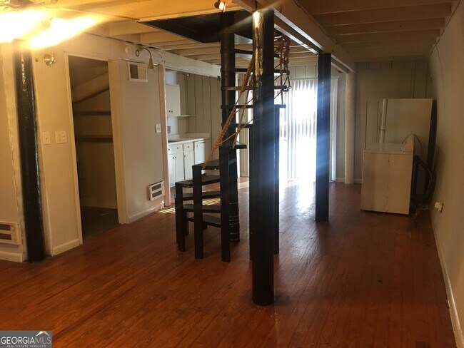 Building Photo - 1453 S Barnett Shoals Rd