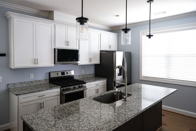Building Photo - 3 Bedroom, 2.5 Bath in Prime Location! Law...