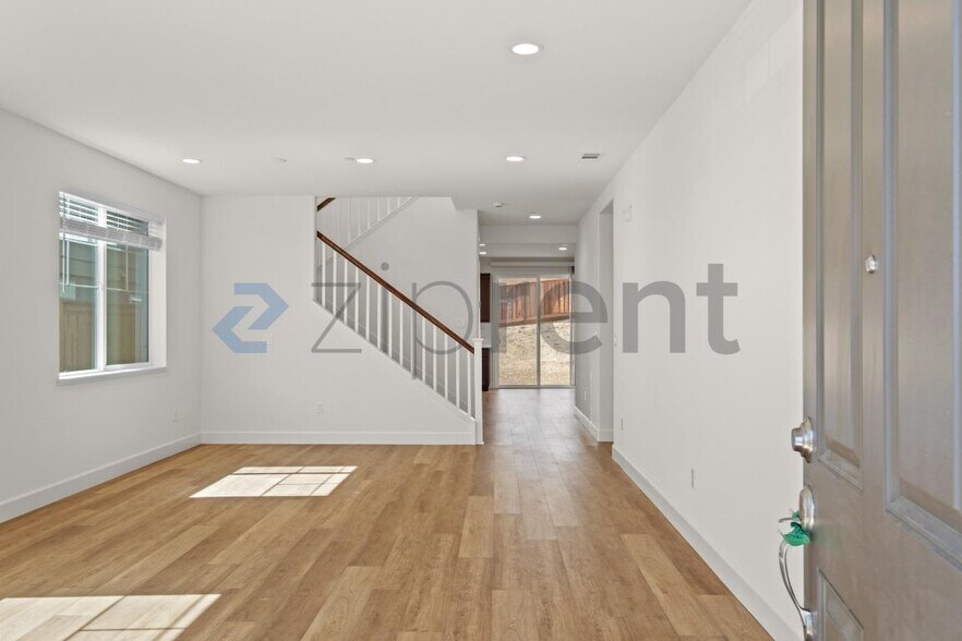 Building Photo - Unit