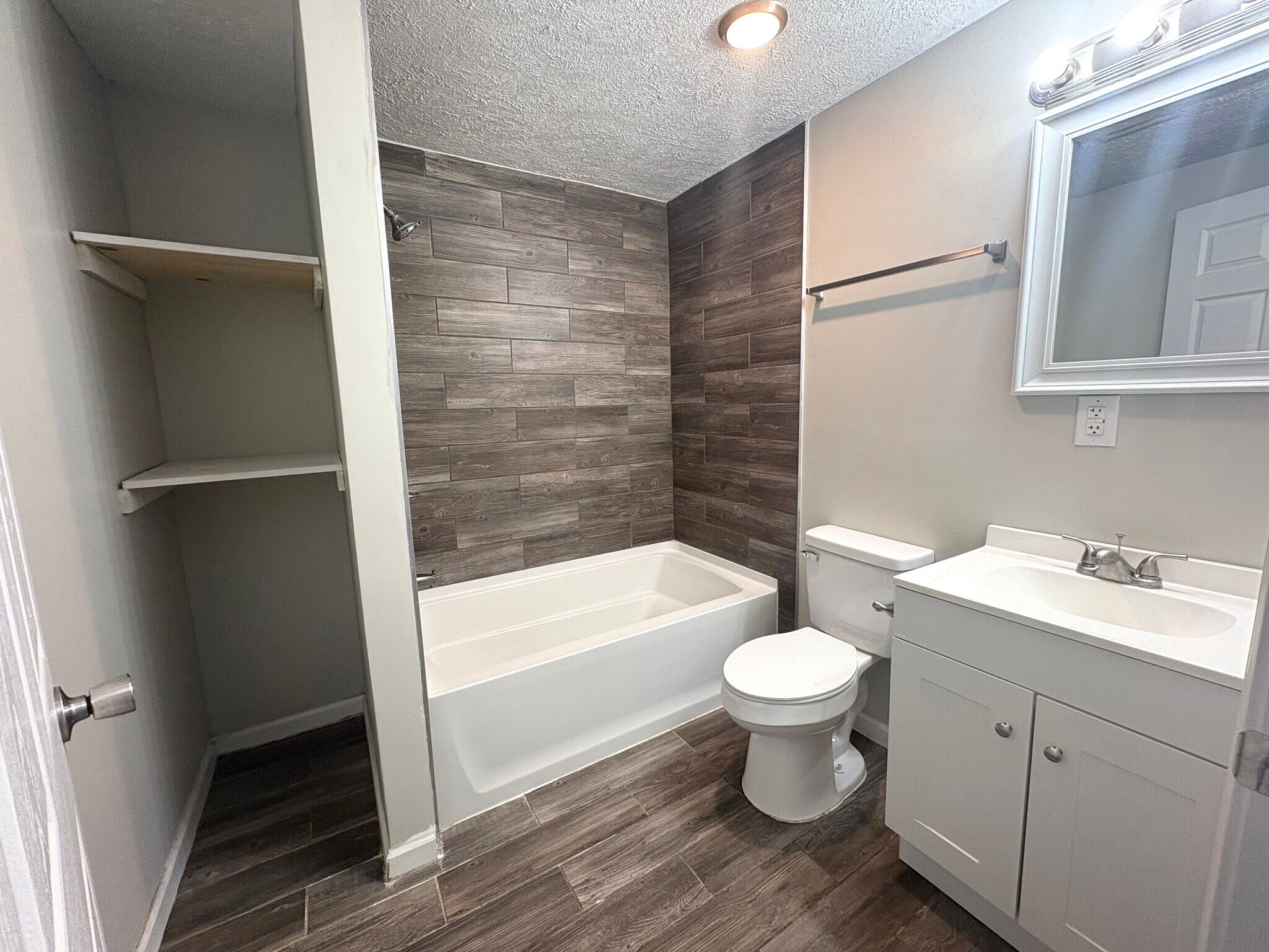 Building Photo - 8 4th St