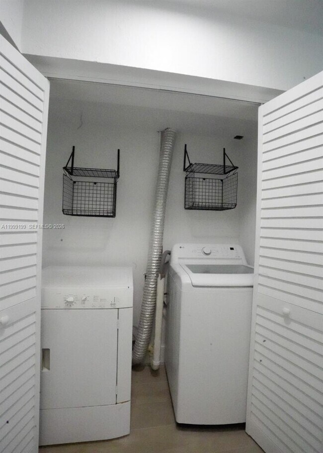 Building Photo - 530 SE 2nd Ave