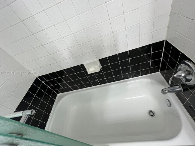 Building Photo - 1432 S Lakeside Dr