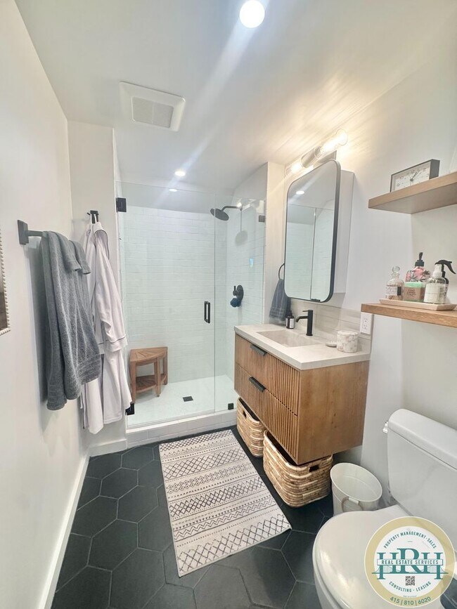Building Photo - Tranquil & Sun Drenched 3BR|3BR in Heart o...