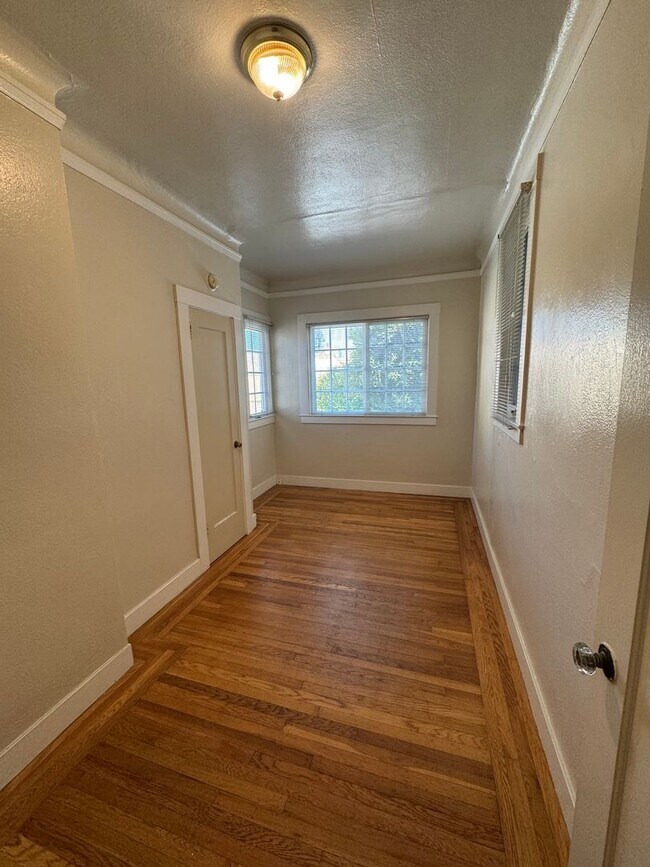 Building Photo - Large 1 Bedroom/1 Bath - Quiet Neighborhoo...