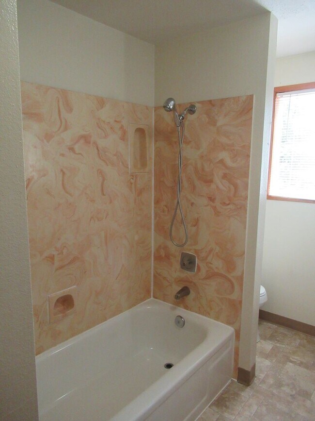 Building Photo - Large 2 bedroom w/ Garage