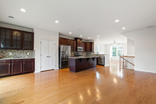 Building Photo - Beautifully Maintained 4BR/3.5BA End-Unit Townhome in Twin Lakes