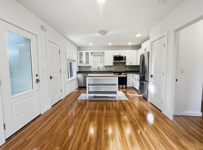 Building Photo - 106 N 140th St