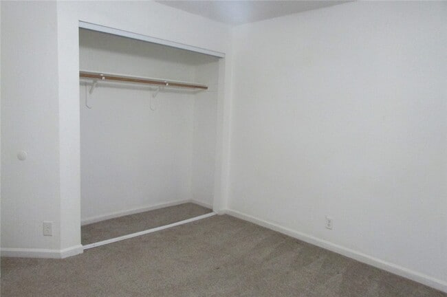 Building Photo - 2440 Lakeside Dr