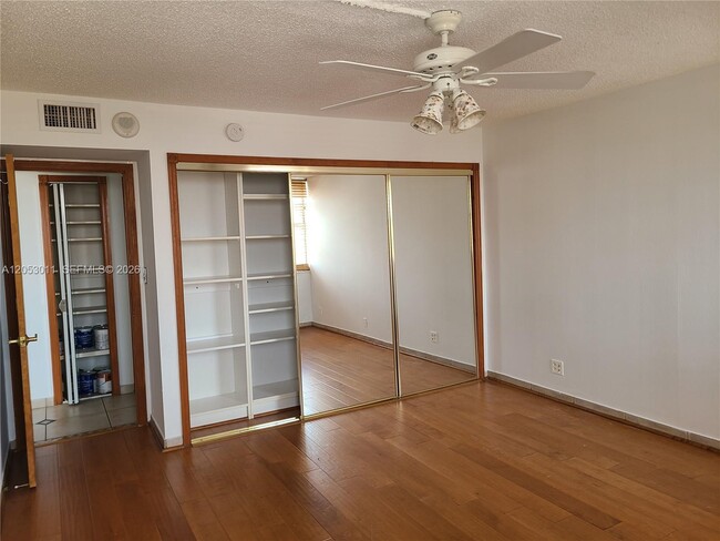 Building Photo - 2881 NE 33rd Ct