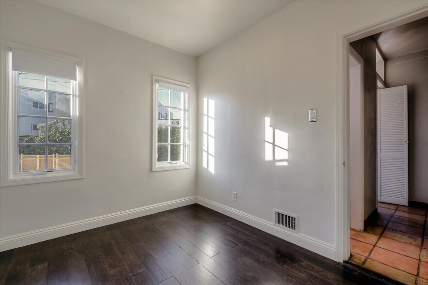 Building Photo - 366 S Crescent Heights Blvd