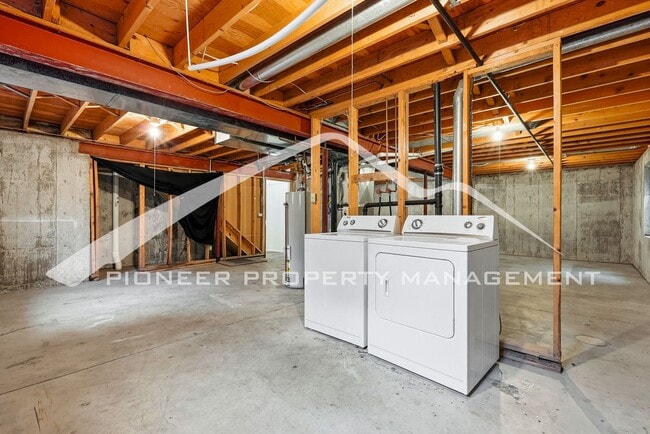 Building Photo - Charming 1/2 Duplex with Washer/Dryer!
