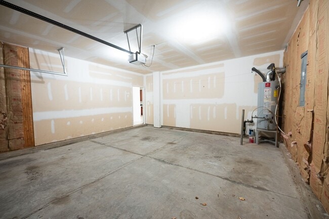 Building Photo - Spacious beautiful 4 bedroom 2.5 bath home  In Greensboro with an office/upstairs loft/ sunroom/ ...