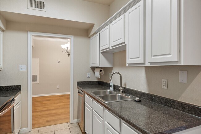 Building Photo - 2255 Braeswood Park Dr