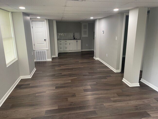 Building Photo - 2 Bedroom 1 Bath Duplex Utilities Included