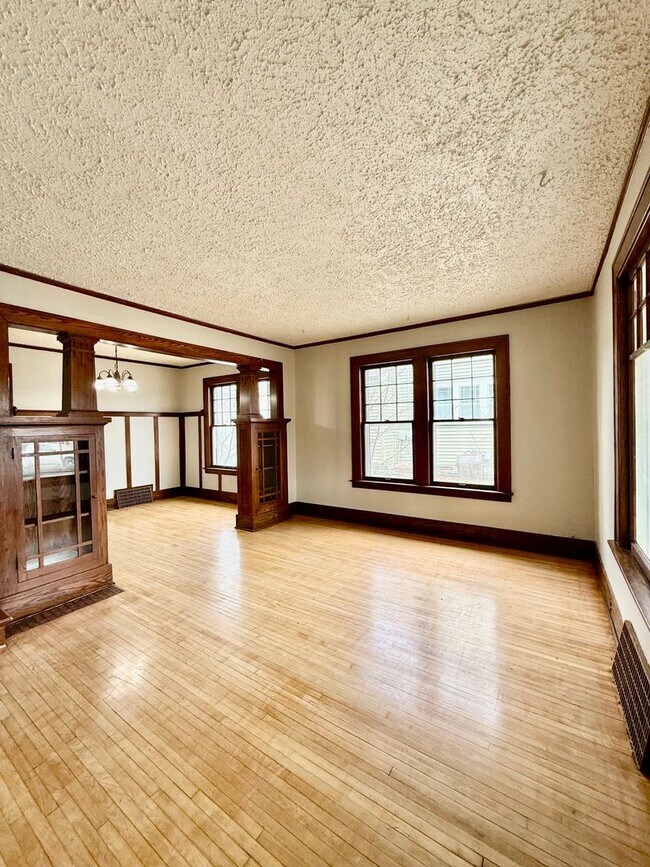 Building Photo - 845-847 2nd Ave NW