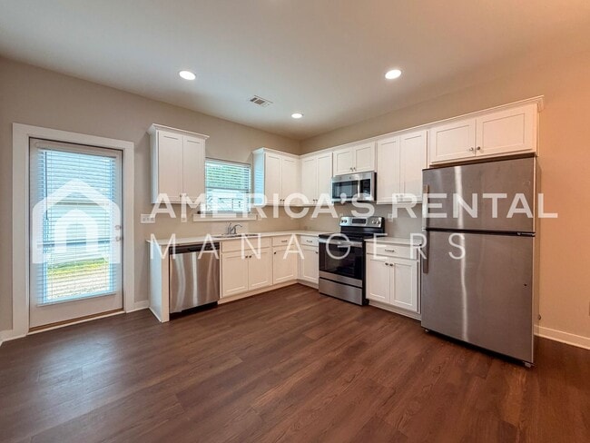 Building Photo - Modern Living in Brookwood!