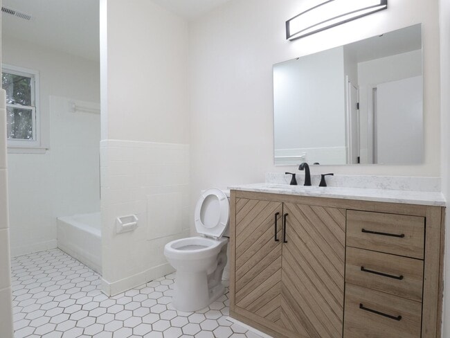 Building Photo - Newly Updated 3-Bed / 1.5-Bath Home with Deck