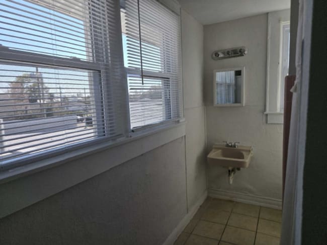 Building Photo - 2904 W Chestnut St