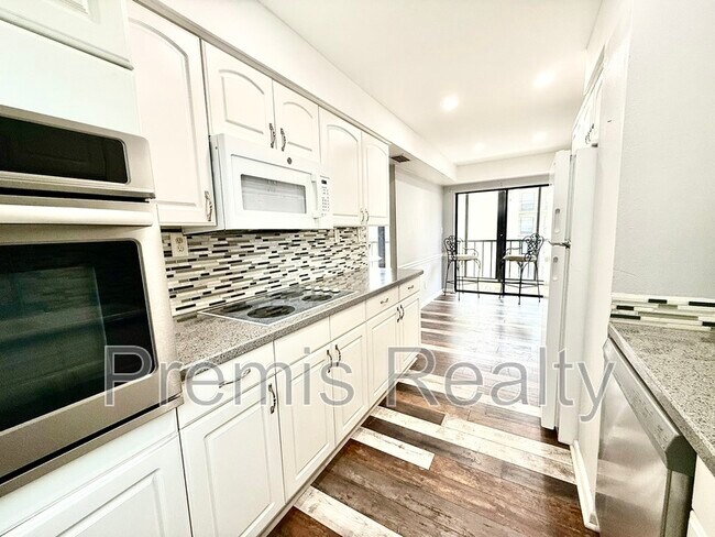 Building Photo - 2800 Cove Cay Dr