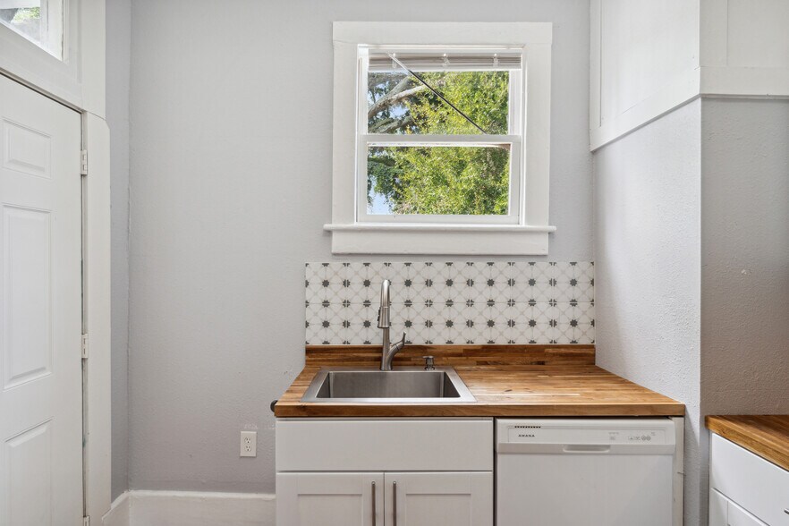 Sunny kitchen - 11 E 39th St