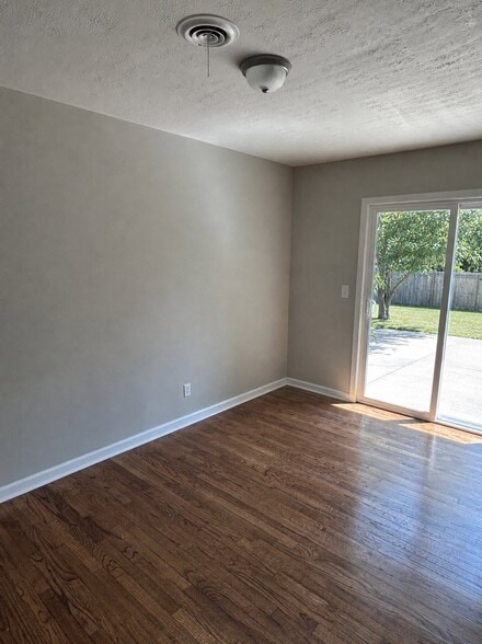 Building Photo - 2055 Fernwood Cir
