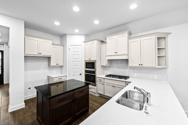 Building Photo - Elegant Home with Luxurious Features and R...