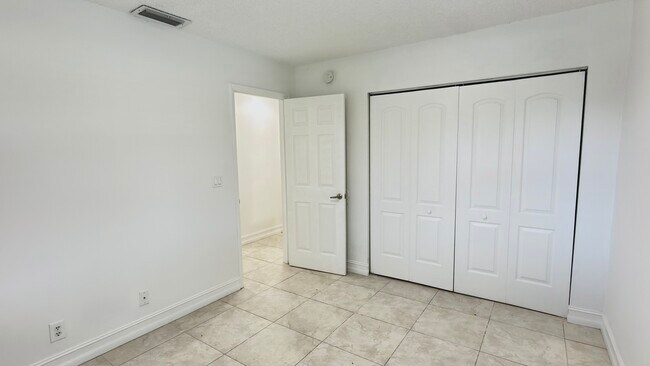 Building Photo - 501 Racquet Club Rd